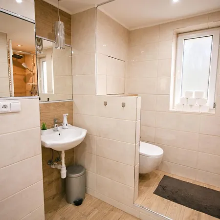 Mestsky - Flat & 24h Self Check-in & 62m2 & Free Parking * Banska Bystrica