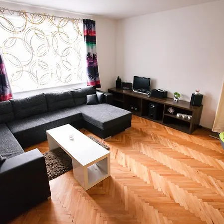 Apartment Mestsky - Flat & 24h Self Check-in & 62m2 & Free Parking Banska Bystrica